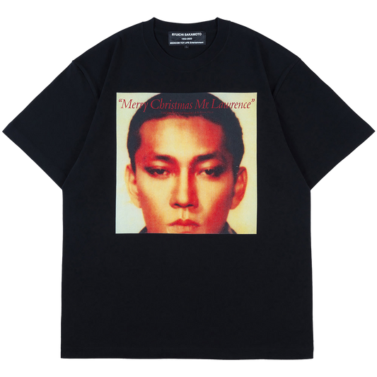 MLE Ryuichi Sakamoto "Merry Christmas Mr. Lawrence" TEE《Planned to be shipped in late December 2025 / Order period is until September 27》
