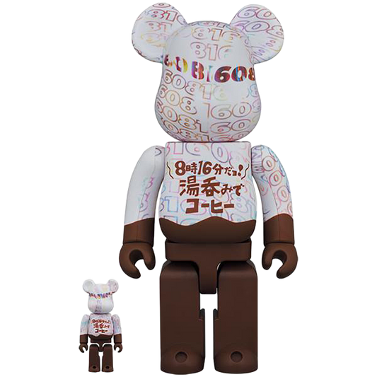 BE@RBRICK 现在是 8:16！茶杯中的咖啡 100% 和 400%